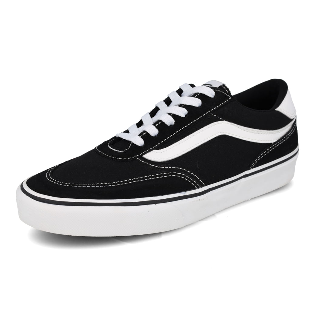 Tênis Vans Brooklyn masculino preto com detalhes em branco, vista frontal lateral esquerda.